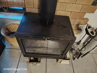 Estufa de leña con ventilación eléctrica