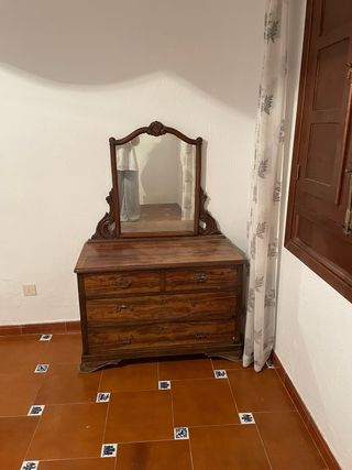 Coqueta de madera con espejo