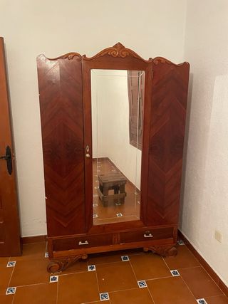 Armario de madera con espejo