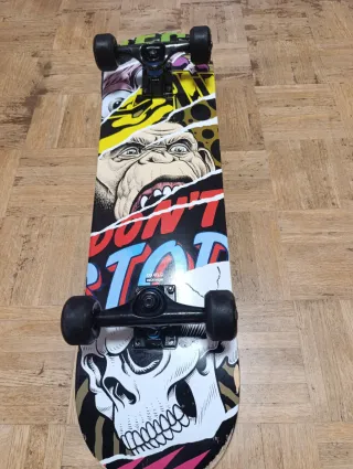 Skate Oxelo con diseño de mono y calavera