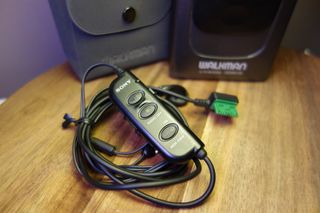 Sony Walkman WM-FX56 con funda y auriculares