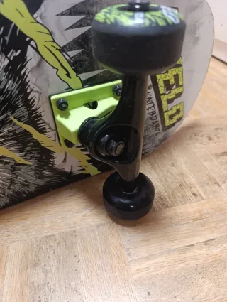 Skate con diseño de lobo