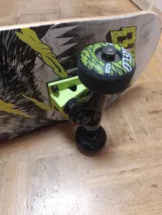 Skate con diseño de lobo