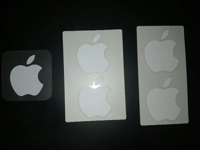 Cargador 12W  Apple, cable usb  y 5 adhesivos.