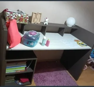 Estantería infantil con juguetes