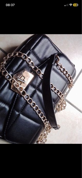Borsa nera trapuntata con catena dorata