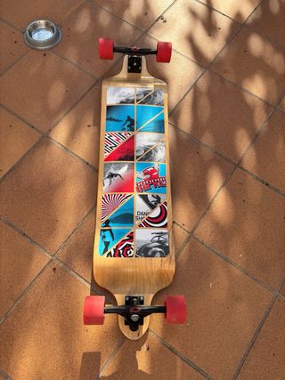 Longboard con ruedas rojas