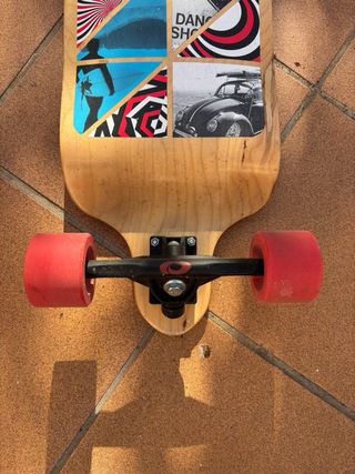 Longboard con ruedas rojas