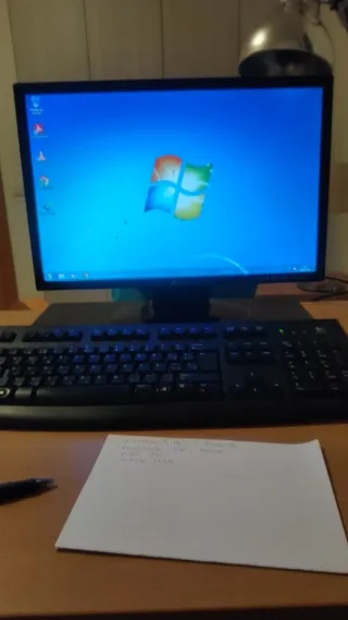 Ordenador de sobremesa negro y azul