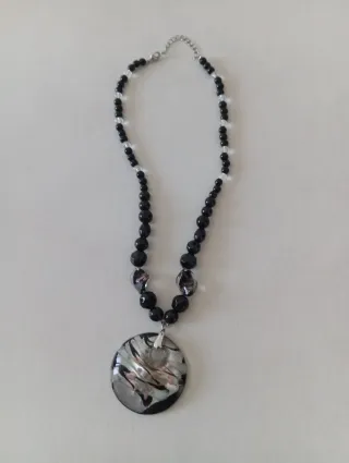 Collana da donna con pendente rotondo.