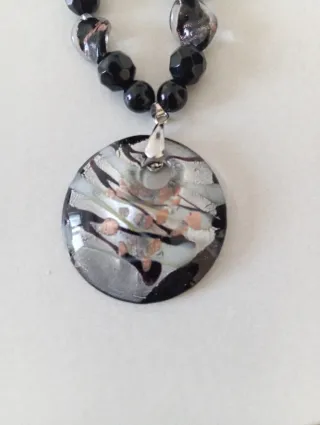 Collana da donna con pendente rotondo.