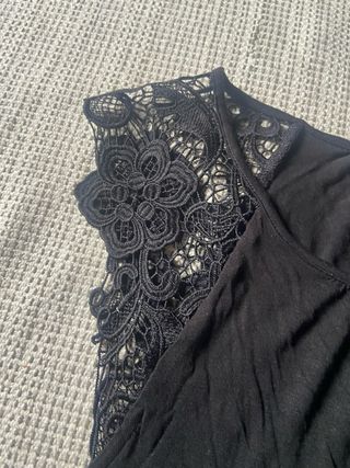 Camiseta negra sin mangas con encaje