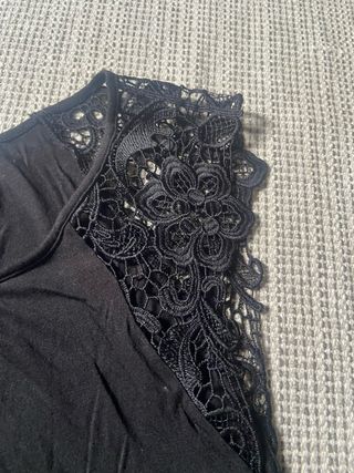 Camiseta negra sin mangas con encaje