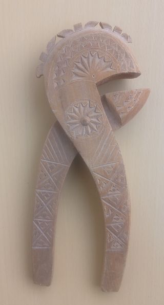 Quebra-nozes antigo madeira esculpido