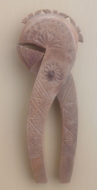 Quebra-nozes antigo madeira esculpido