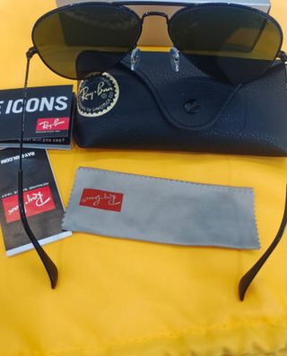 Gafas Ray-Ban grises y rojas