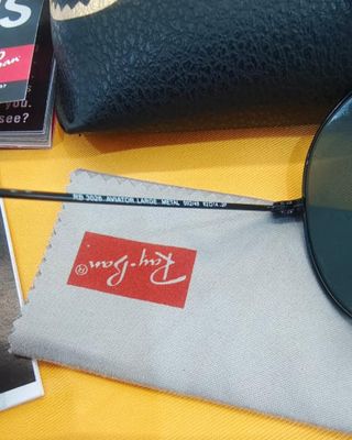 Gafas Ray-Ban grises y rojas