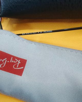 Gafas Ray-Ban grises y rojas