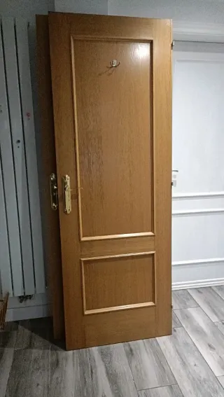 Dos puertas macizas de madera de 73x203