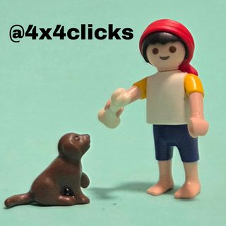 Playmobil Niño con Perro y Hueso