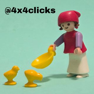Playmobil Aldeana Niña con Pollitos