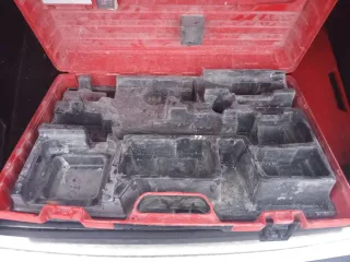 Caja Hilti Vacía, tiene un cierre roto.