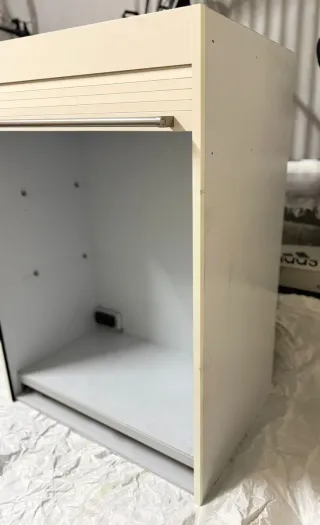 Mueble con persiana para TV color blanco