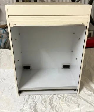 Mueble con persiana para TV color blanco