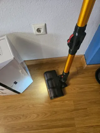 Aspiradora de mano dorada