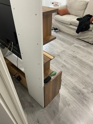 Mobile TV in legno con ripiani e porta ribaltabile.
