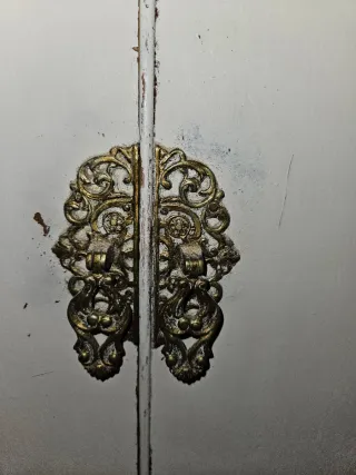 Mesita de noche vintage blanca y dorada