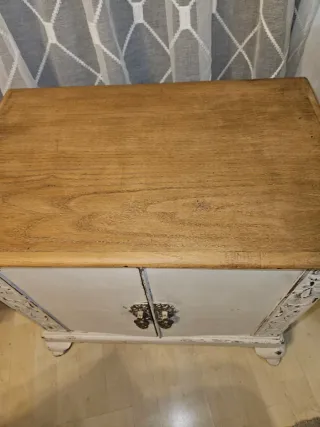 Mesita de noche vintage blanca y dorada