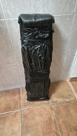 Estantería negra de plástico