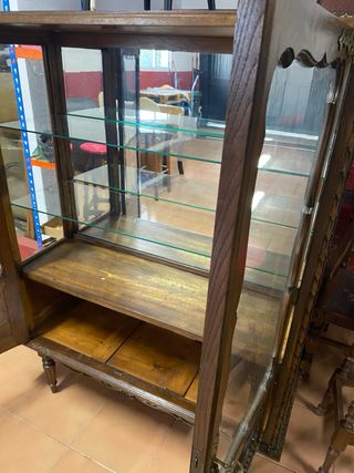 Vitrina antigua de madera tallada