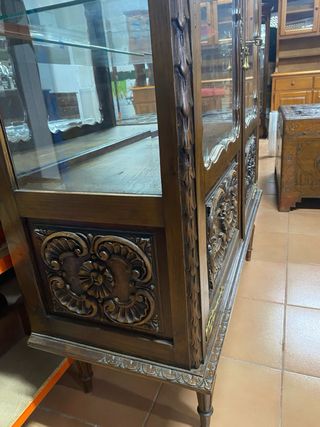 Vitrina antigua de madera tallada