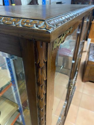 Vitrina antigua de madera tallada