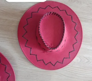 Sombrero vaquero rojo.Tengo 2.