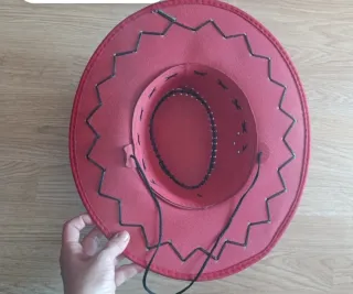 Sombrero vaquero rojo.Tengo 2.