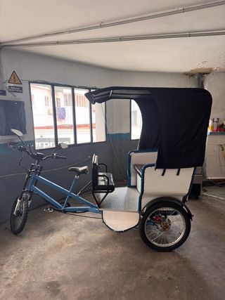 Triciclo eléctrico para 3 pasajeros