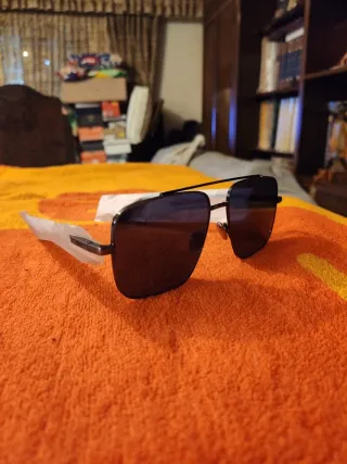 Gafas de sol metálicas negras y plateadas