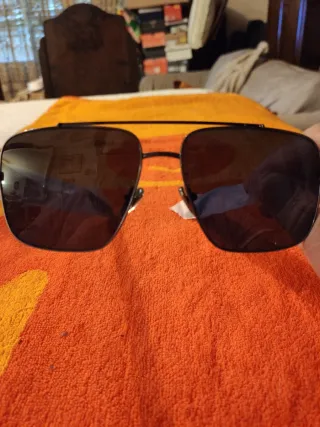 Gafas de sol metálicas negras y plateadas