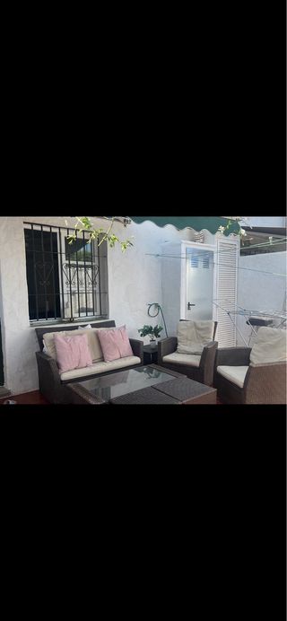 Mesa y 4 sofás ratán cristal