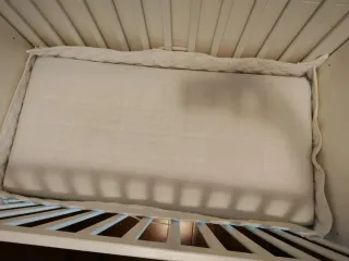 Cuna blanca con colchón y cajones