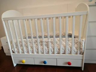 Cuna blanca con colchón y cajones