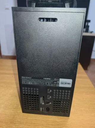 Xbox Series X con mando y pilas