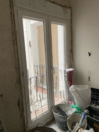 Balconera PVC con persiana eléctrica