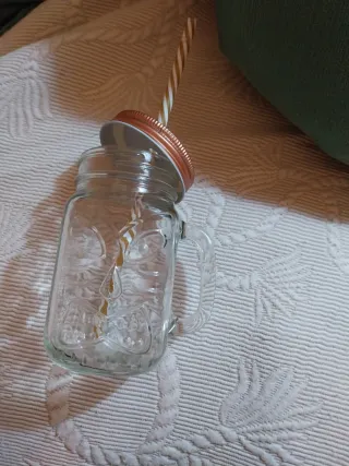 Jarra cristal con tapa y pajita dorada