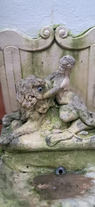 Fuente patio mujer y león