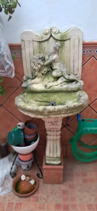 Fuente patio mujer y león