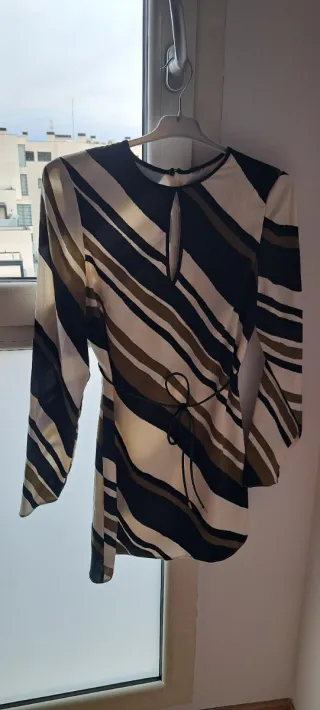 Vestido elegante con estampado de rayas